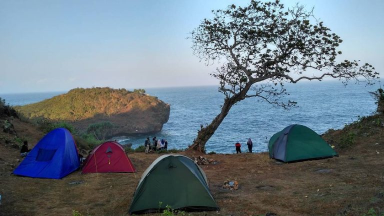 6 Pantai Asik Untuk Camping di Gunungkidul Bakpia